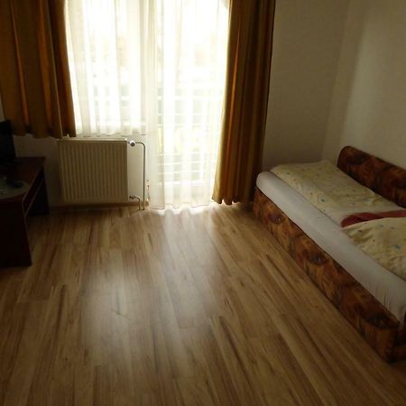 Vazinka Hotel Madunice Bagian luar foto