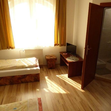Vazinka Hotel Madunice Bagian luar foto
