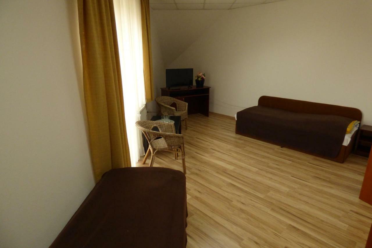Vazinka Hotel Madunice Bagian luar foto