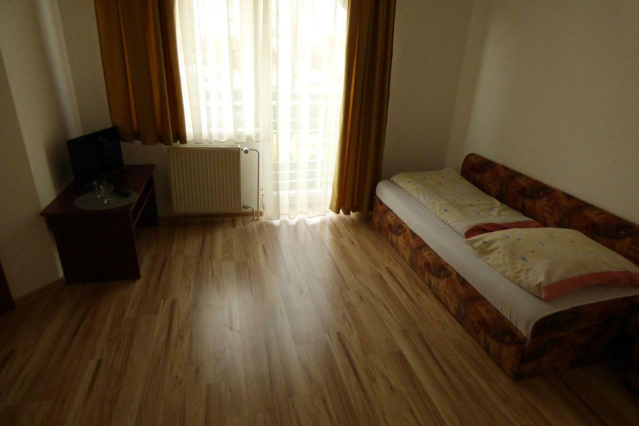 Vazinka Hotel Madunice Bagian luar foto