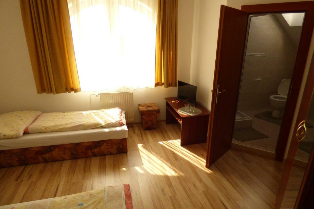 Vazinka Hotel Madunice Bagian luar foto