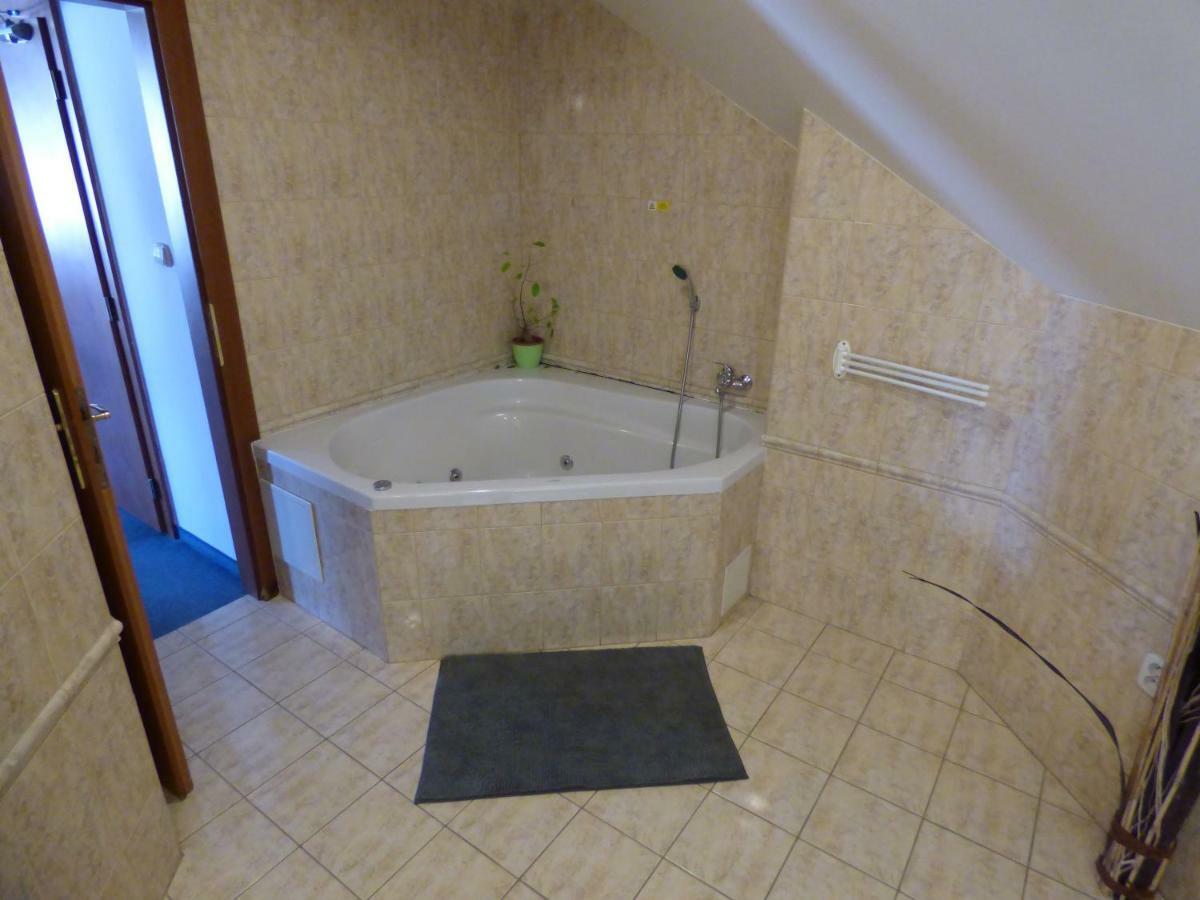 Vazinka Hotel Madunice Bagian luar foto
